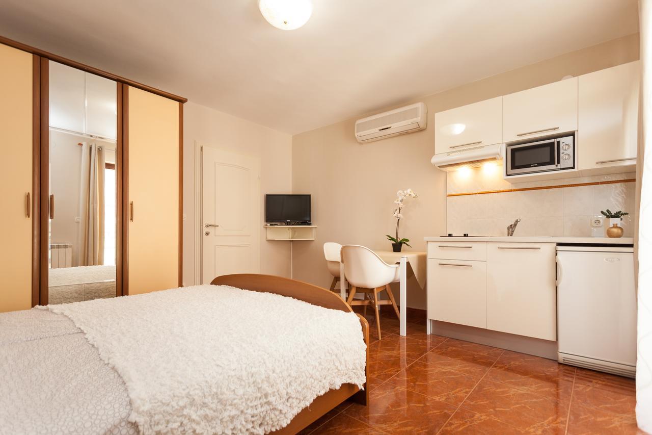 Apartments Alice Ровинь Экстерьер фото