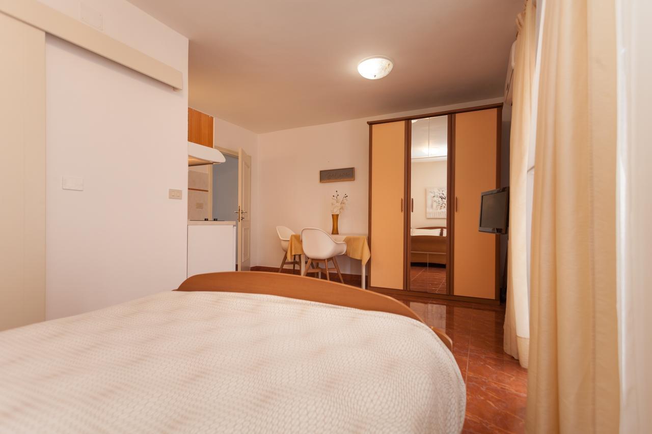 Apartments Alice Ровинь Экстерьер фото