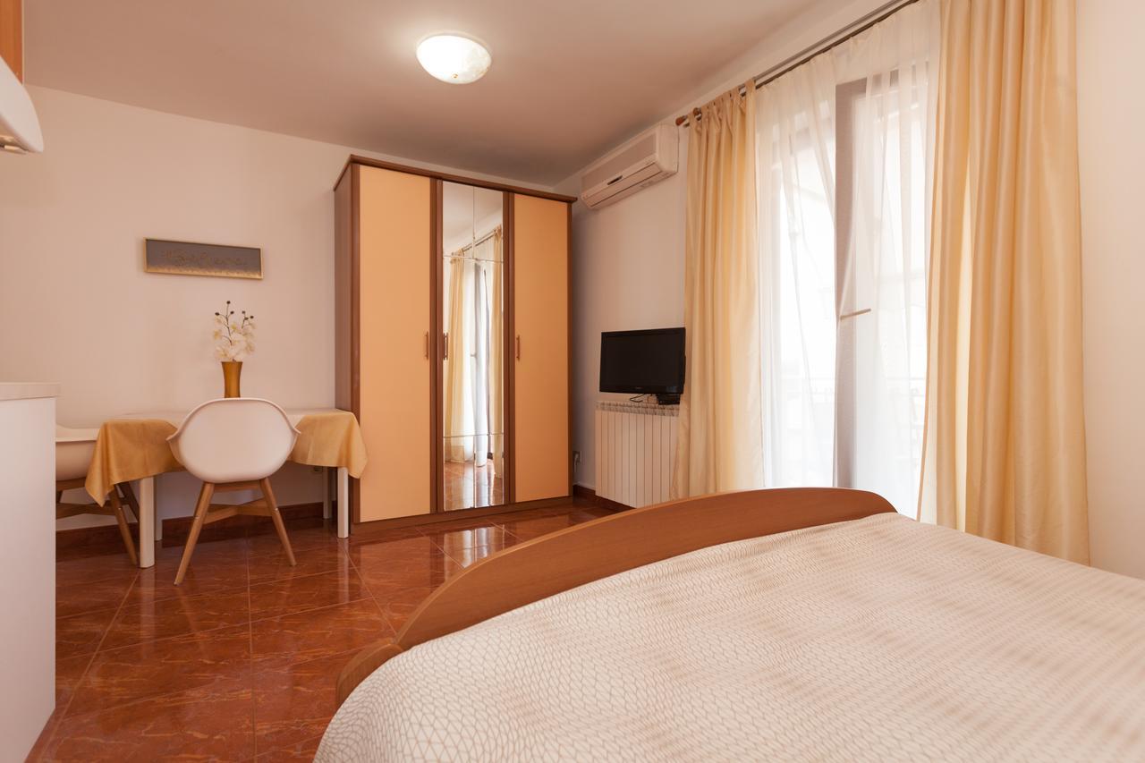 Apartments Alice Ровинь Экстерьер фото