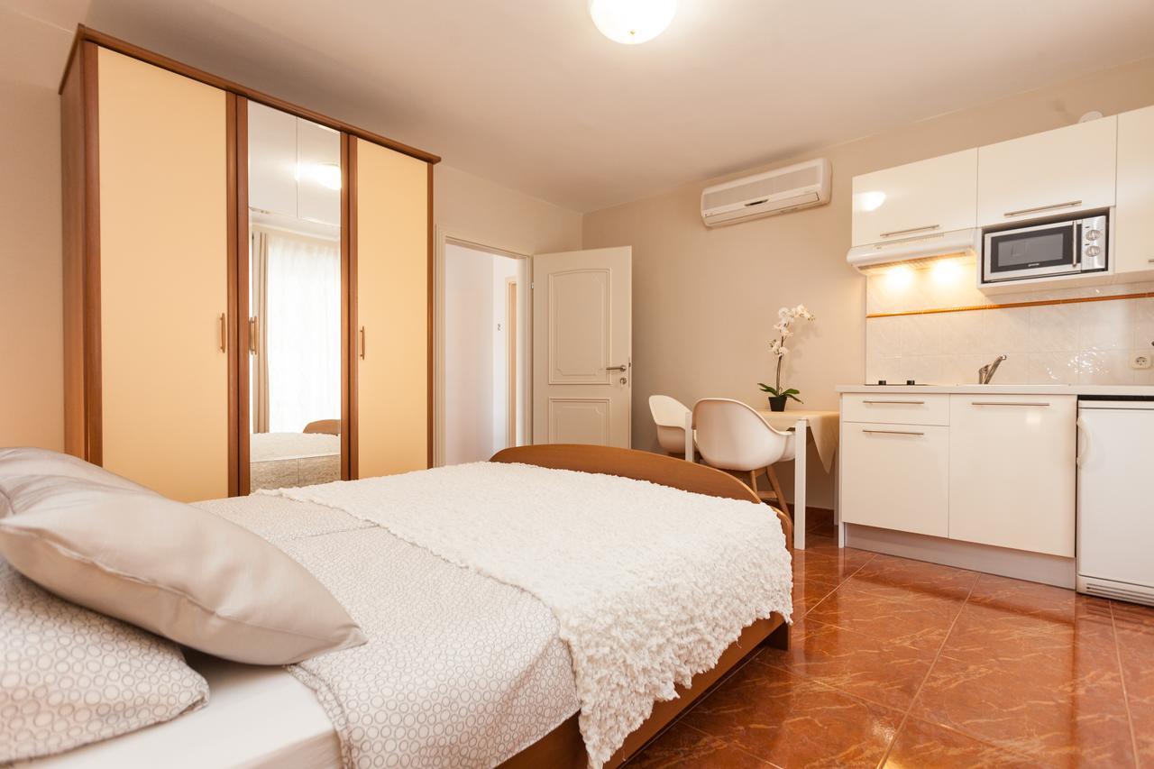 Apartments Alice Ровинь Экстерьер фото